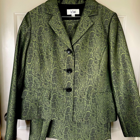 Le Suit Dresses & Skirts - Le Suit skirt suit in excellent condition. Size 16.